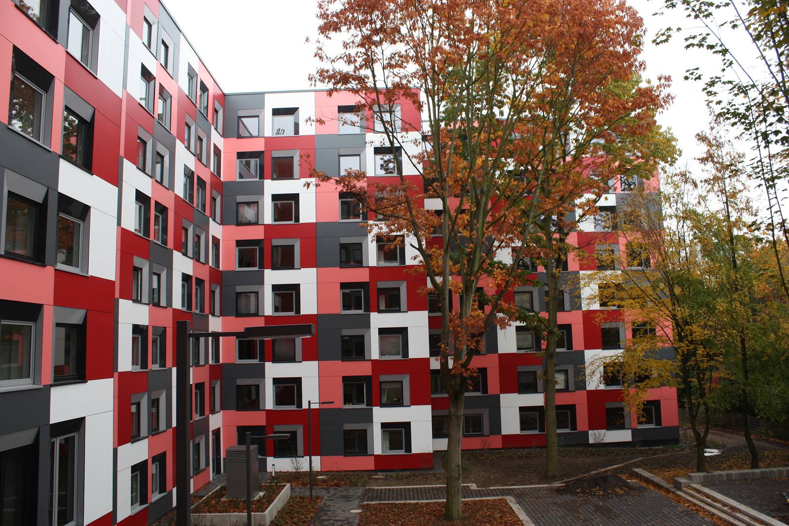 Die bunte Fassade des Wohnheims Eckenbergstraße in Essen besteht aus mehreren entweder roten, weißen oder schwarzen Quadraten.